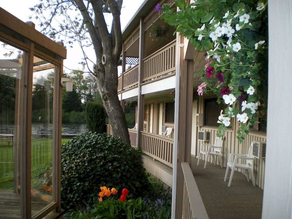 Campbell River Lodge Екстериор снимка